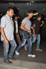 Hrithik Roshan snapped at the Airport, Mumbai on 12th Oct 2012,1 (24).JPG